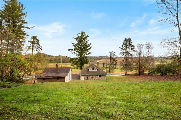 a view of a house with a yard
