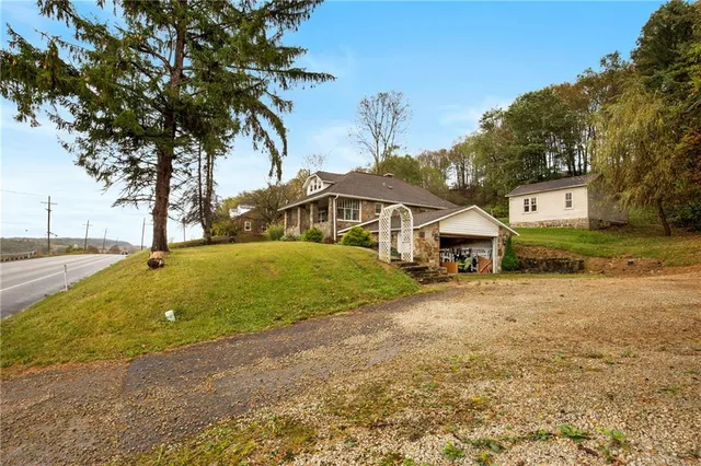 a view of a house with a yard