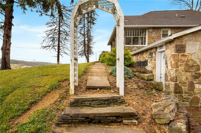a view of a house with a yard