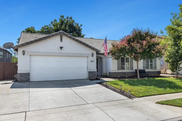 a view of a house with a small yard and plants