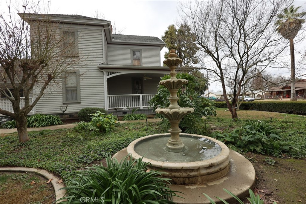 6375 Murphy Avenue Laton, CA 93242 - Photo 12 of 40 a backyard of a house with fountain table and chairs