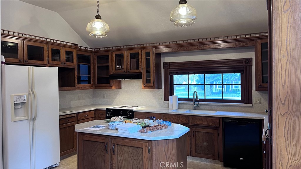 6375 Murphy Avenue Laton, CA 93242 - Photo 3 of 40 a kitchen with a sink stove and microwave