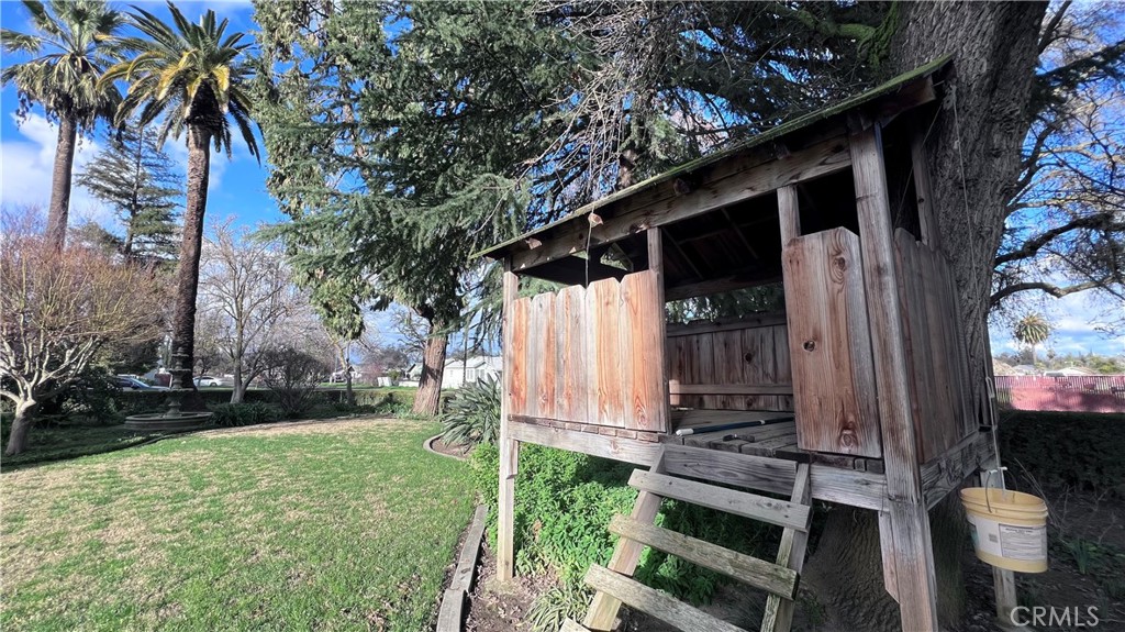 6375 Murphy Avenue Laton, CA 93242 - Photo 34 of 40 a front view of a house with garden