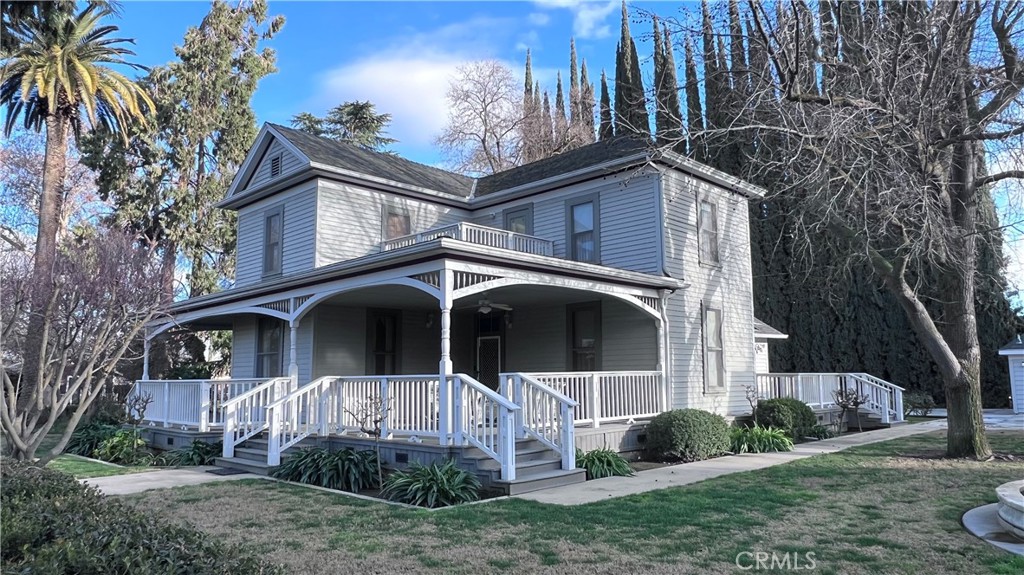 6375 Murphy Avenue Laton, CA 93242 - Photo 38 of 40 a front view of a house with garden