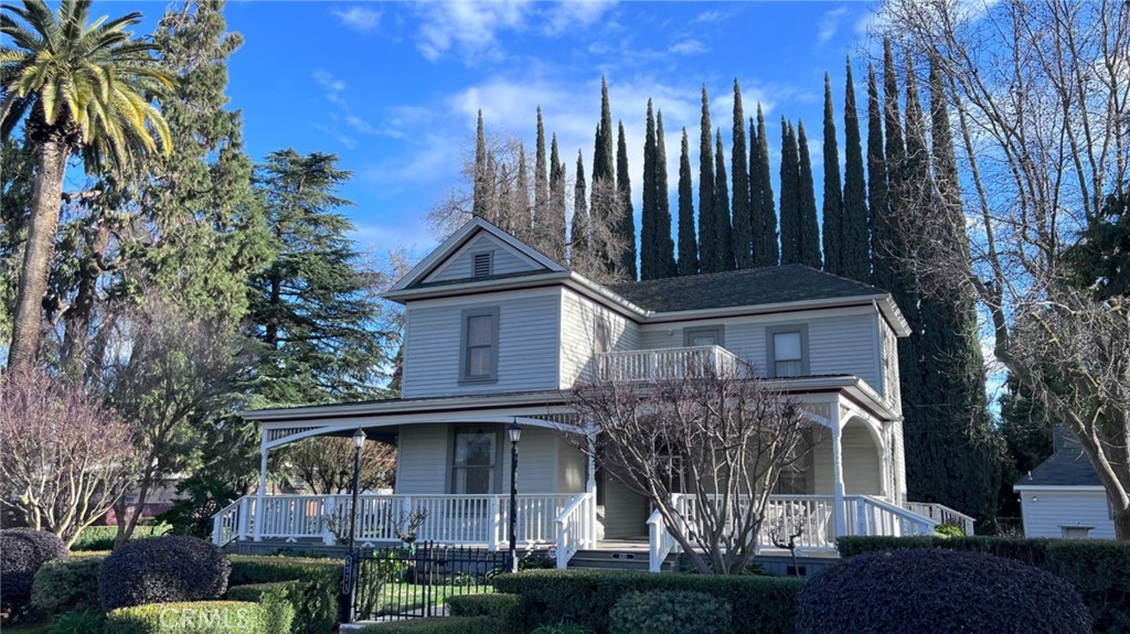 6375 Murphy Avenue Laton, CA 93242 - Photo 7 of 40 a front view of a house with garden