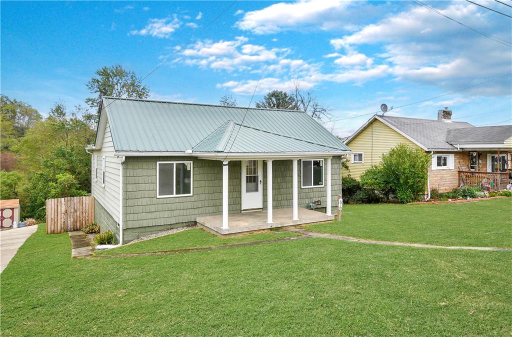 a view of a house with a yard