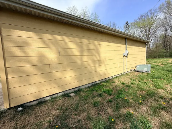 a view of a backyard