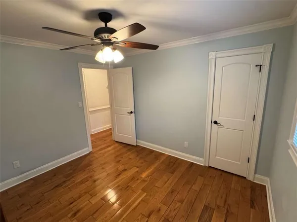 a view of empty room with a ceiling fan