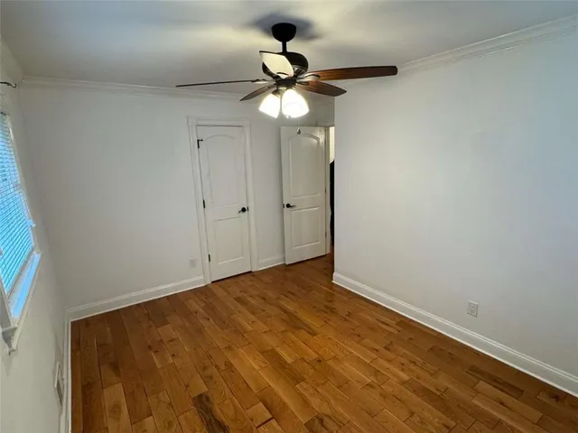 a view of empty room with a ceiling fan