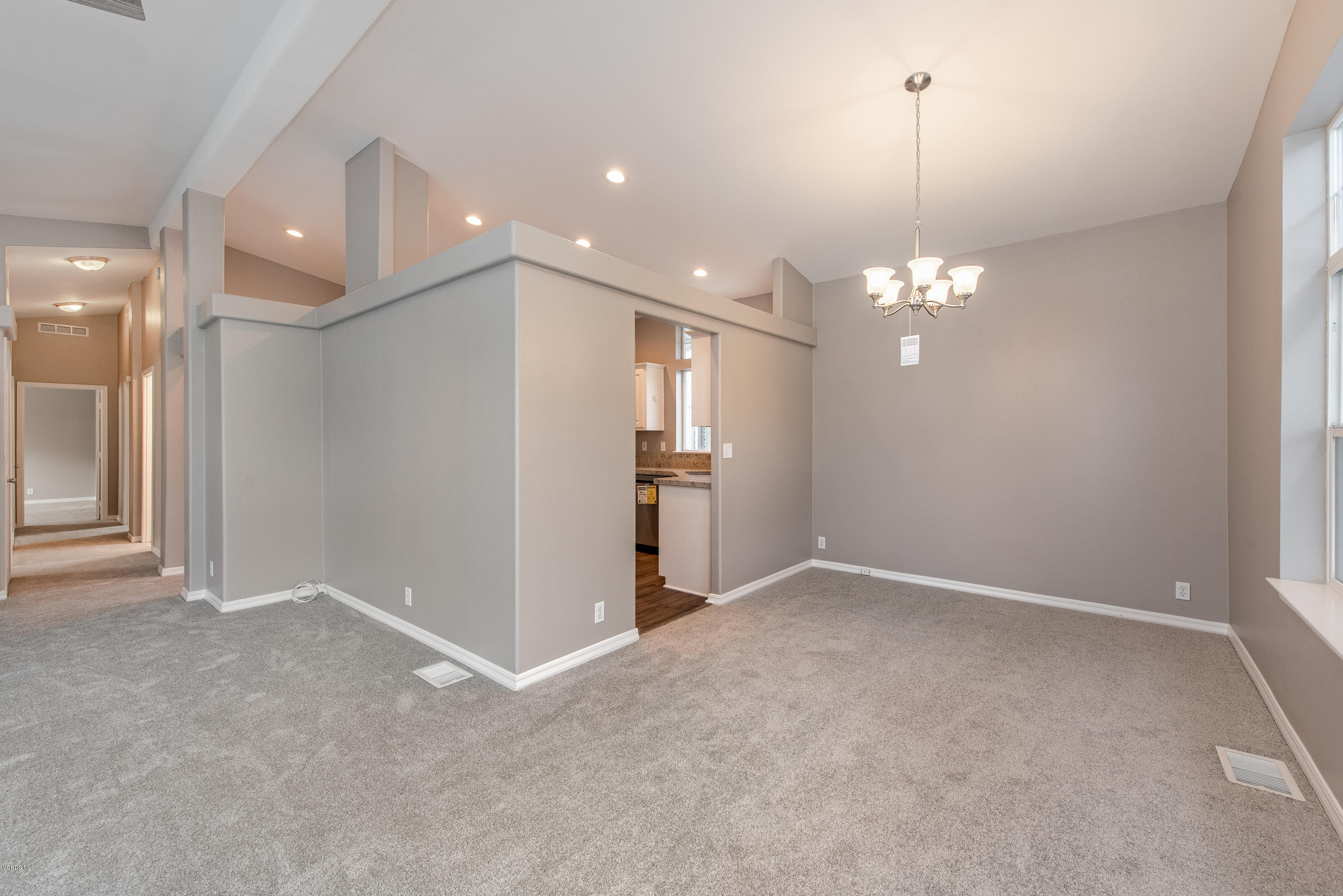 195 Tierra Rejada Road, Unit 174 Simi Valley, CA 93065 - Photo 12 of 41 Dining Room