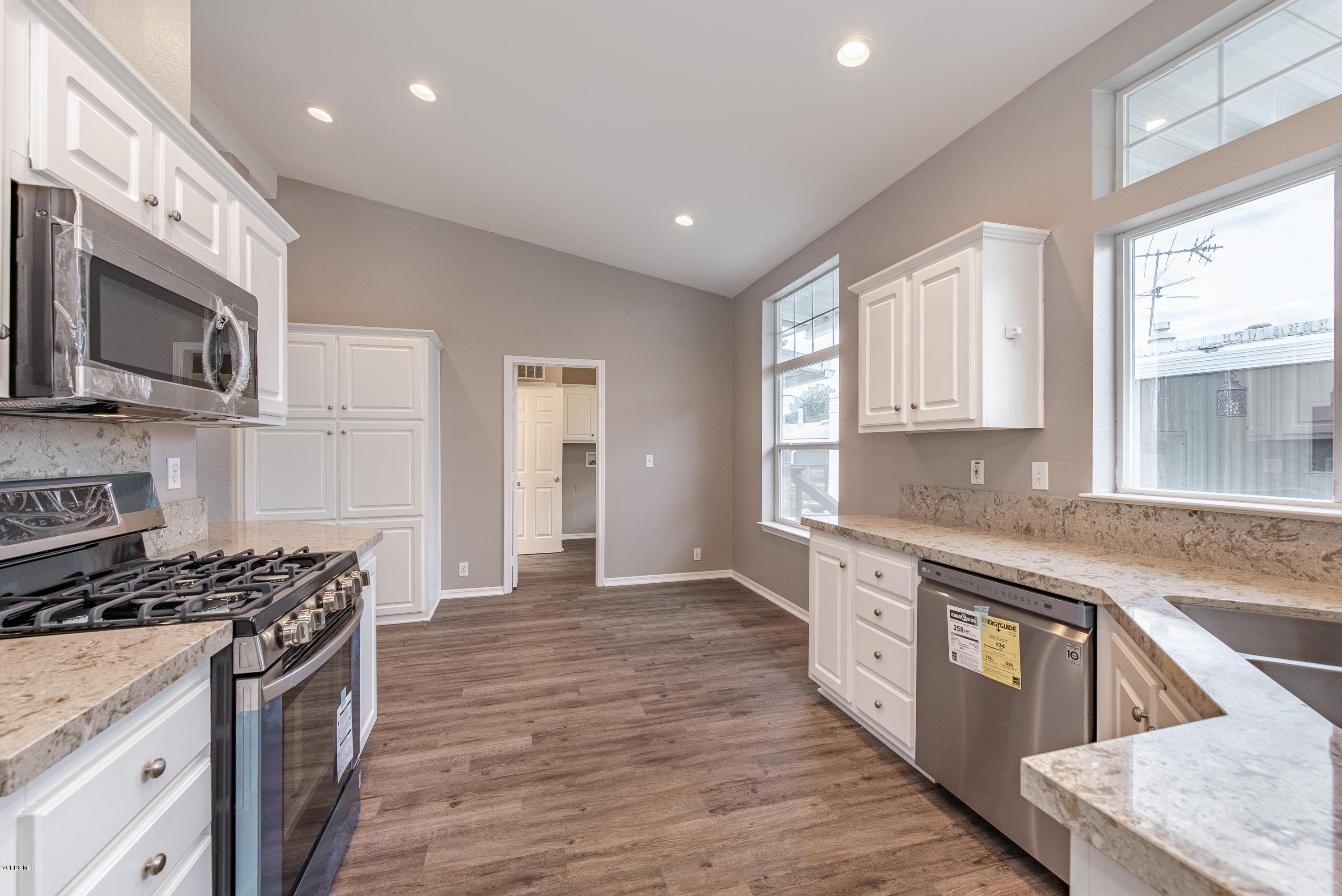 195 Tierra Rejada Road, Unit 174 Simi Valley, CA 93065 - Photo 14 of 41 Kitchen