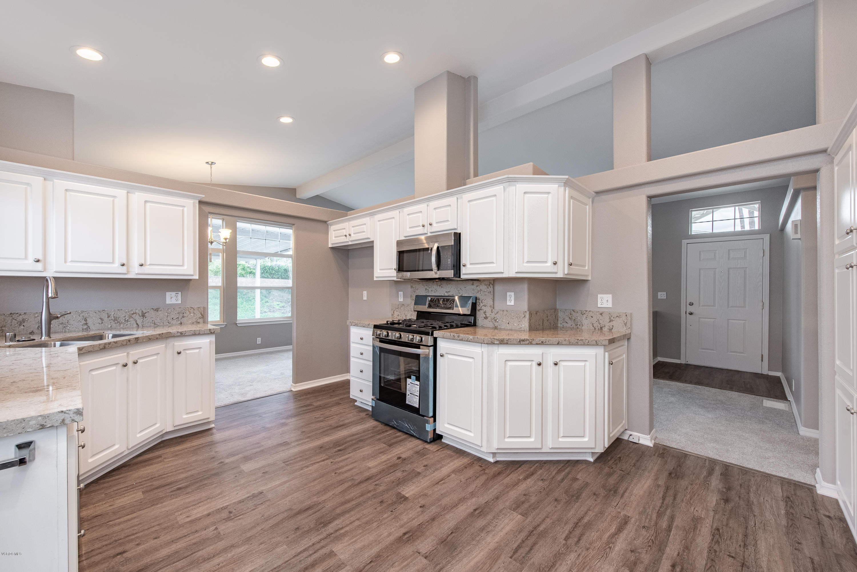 195 Tierra Rejada Road, Unit 174 Simi Valley, CA 93065 - Photo 15 of 41 Kitchen