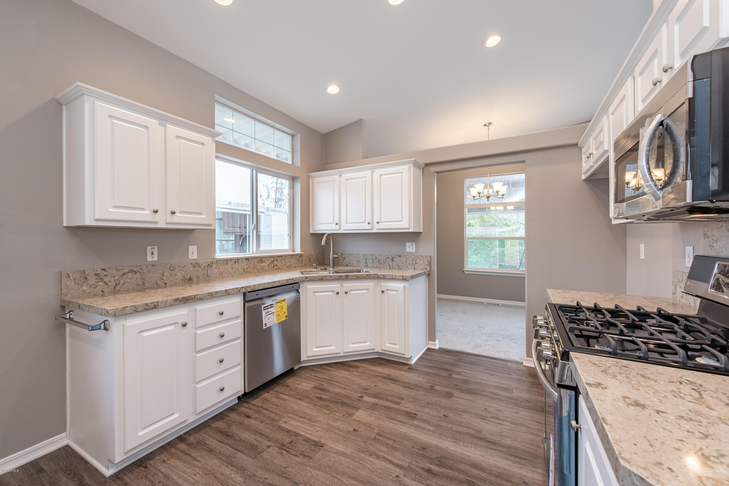 195 Tierra Rejada Road, Unit 174 Simi Valley, CA 93065 - Photo 16 of 41 Kitchen