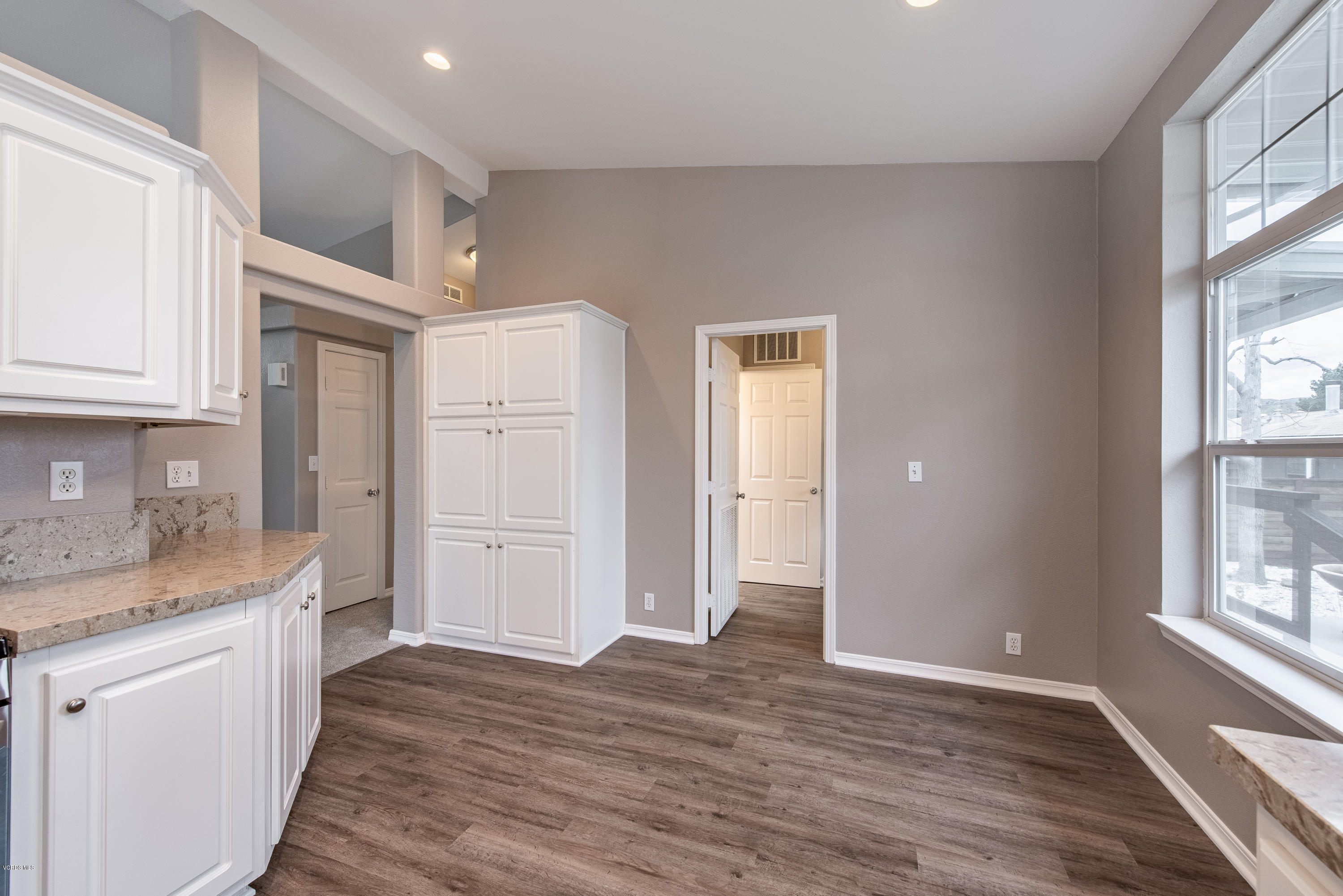 195 Tierra Rejada Road, Unit 174 Simi Valley, CA 93065 - Photo 17 of 41 Kitchen