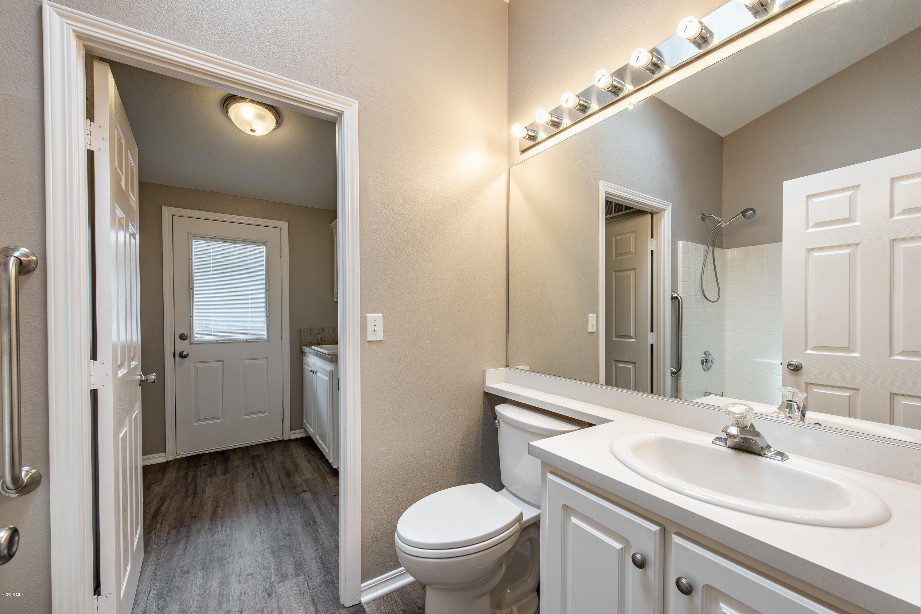 195 Tierra Rejada Road, Unit 174 Simi Valley, CA 93065 - Photo 19 of 41 Bathroom