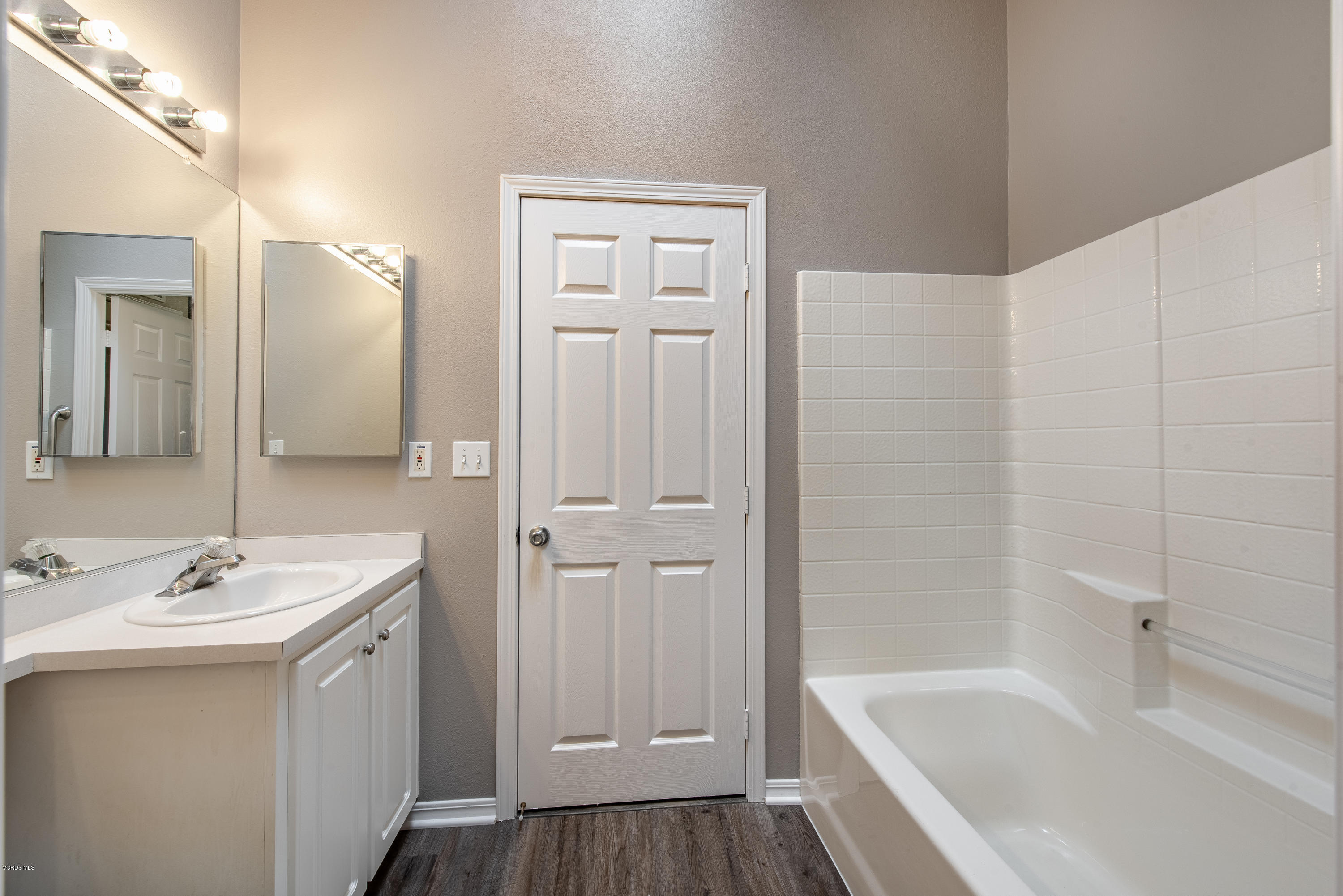 195 Tierra Rejada Road, Unit 174 Simi Valley, CA 93065 - Photo 20 of 41 Bathroom