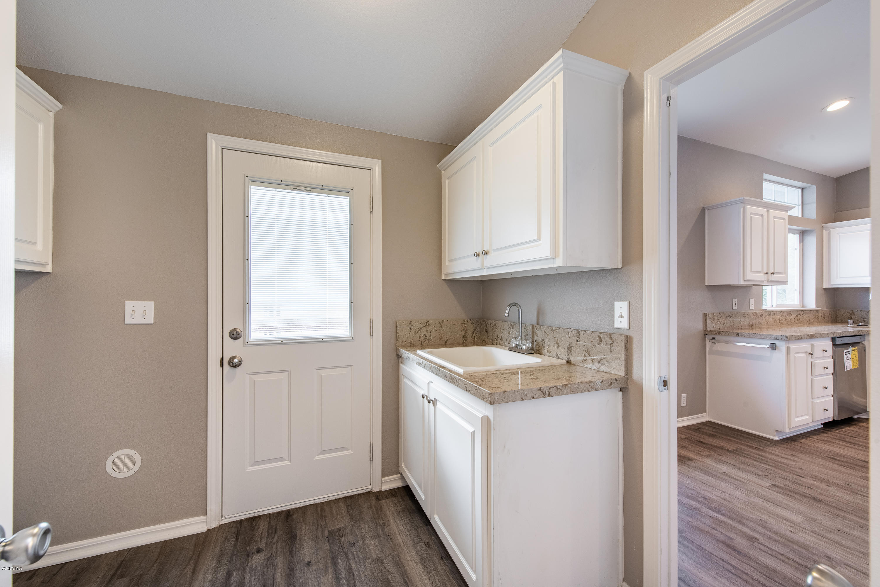 195 Tierra Rejada Road, Unit 174 Simi Valley, CA 93065 - Photo 21 of 41 Laundry Room