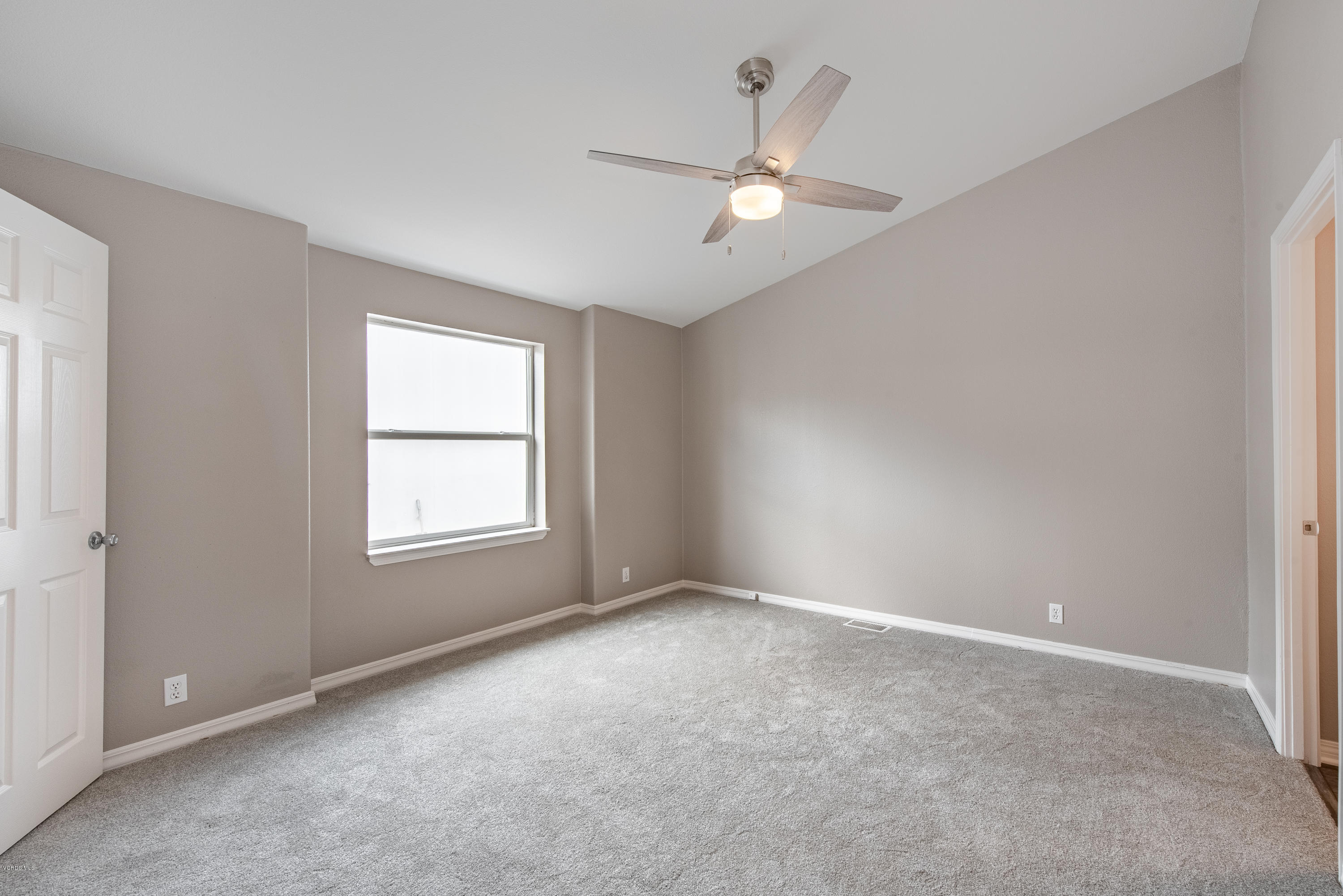 195 Tierra Rejada Road, Unit 174 Simi Valley, CA 93065 - Photo 24 of 41 Master Bedroom