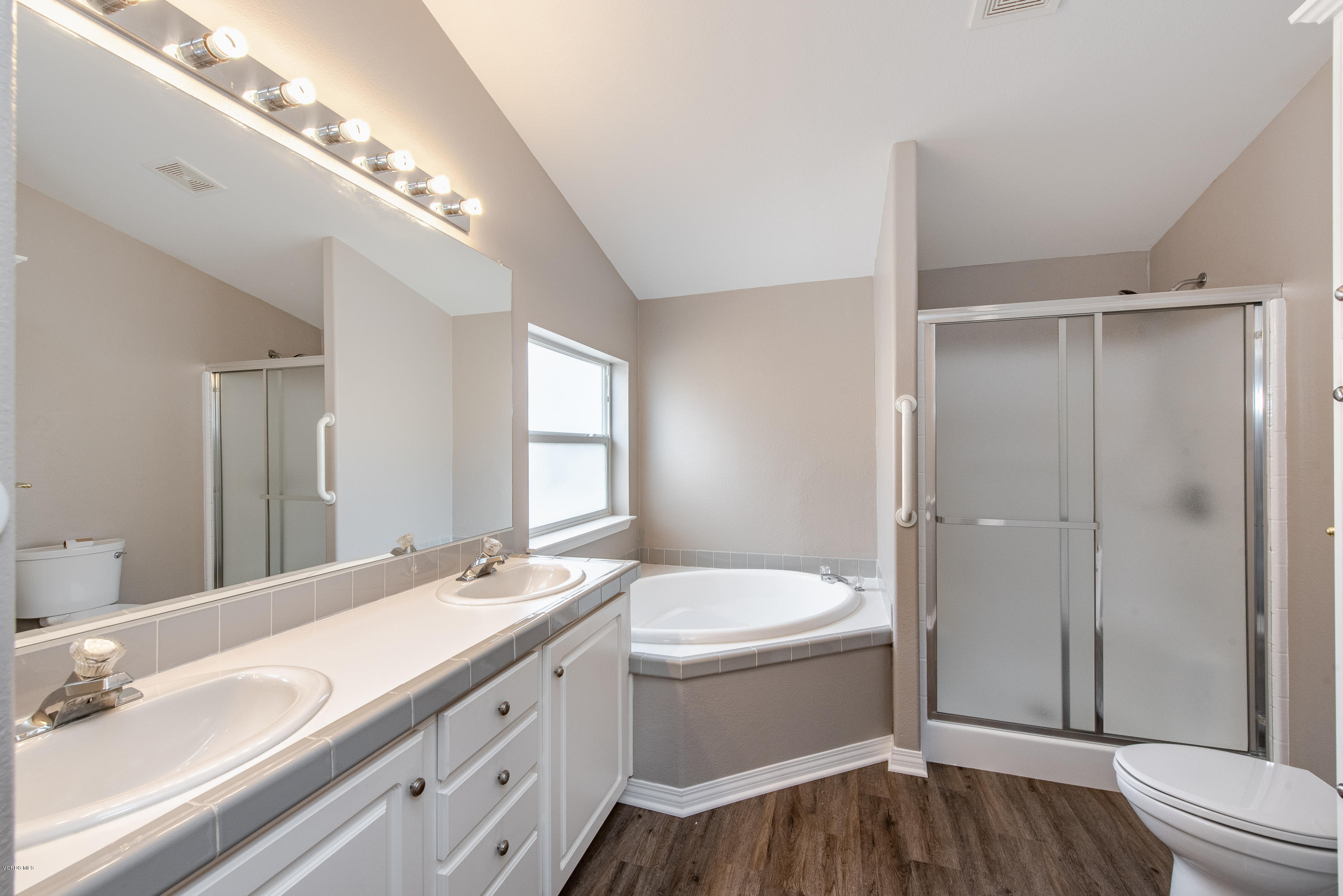 195 Tierra Rejada Road, Unit 174 Simi Valley, CA 93065 - Photo 26 of 41 Master Bathroom