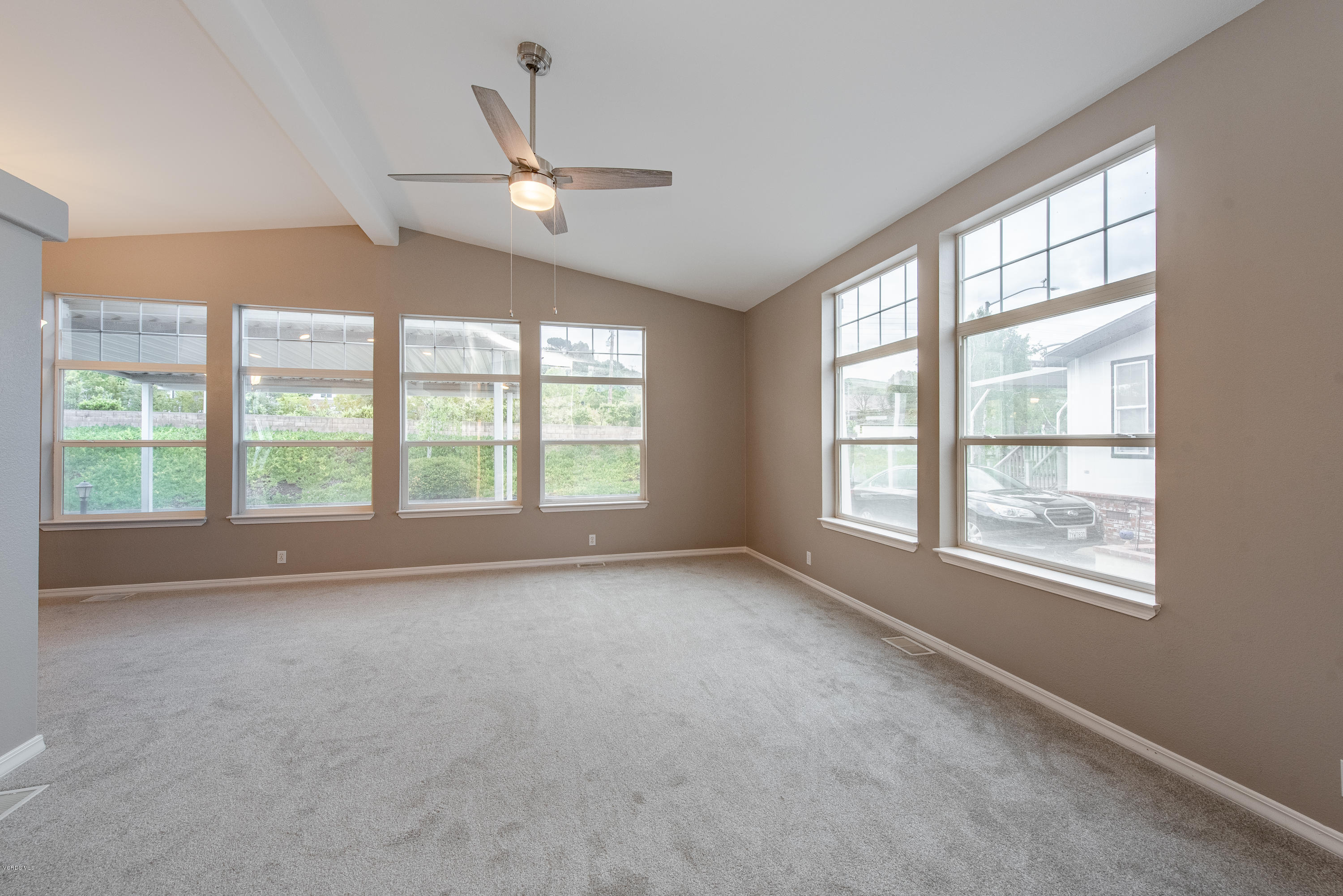 195 Tierra Rejada Road, Unit 174 Simi Valley, CA 93065 - Photo 8 of 41 Living Room