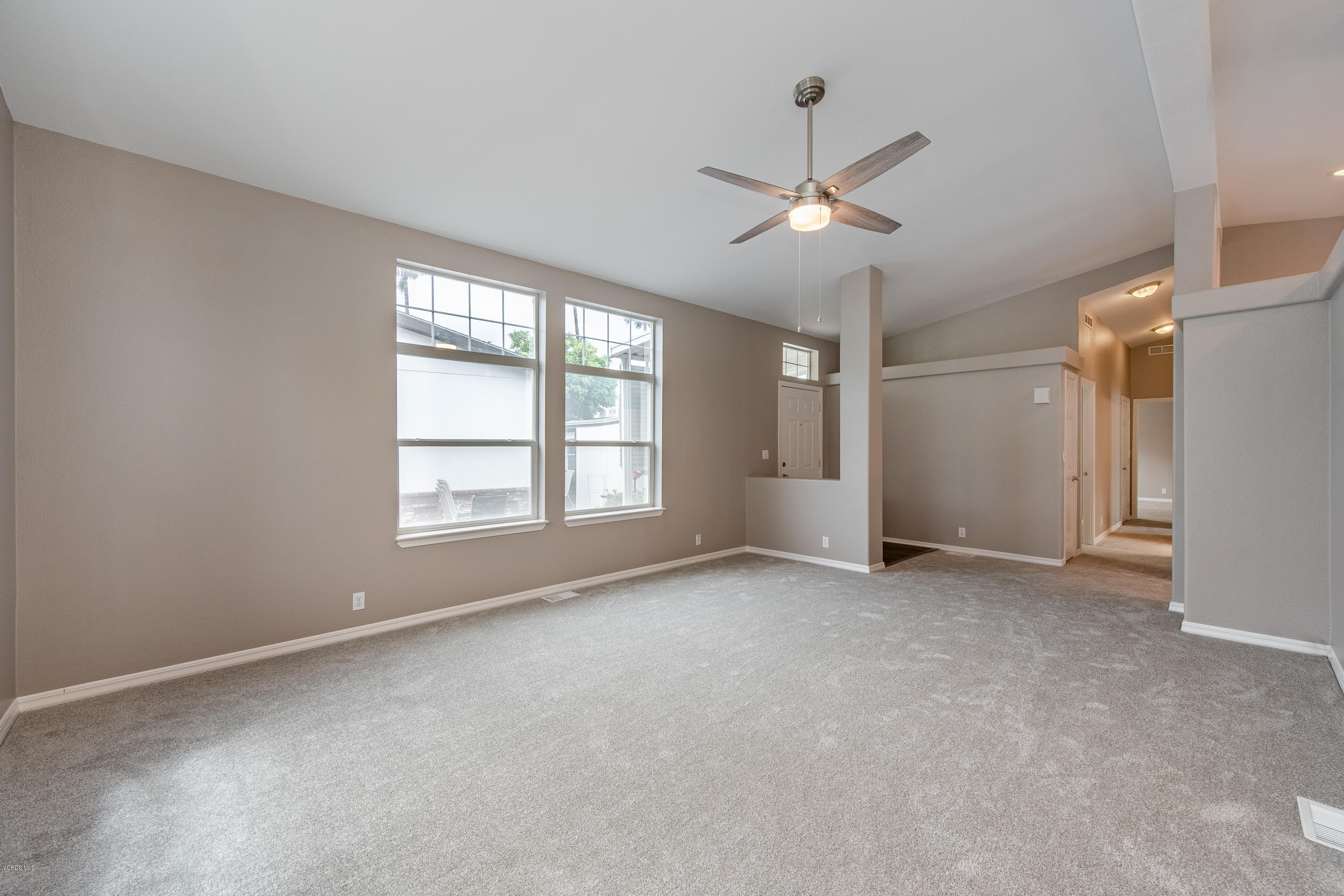 195 Tierra Rejada Road, Unit 174 Simi Valley, CA 93065 - Photo 9 of 41 Living Room