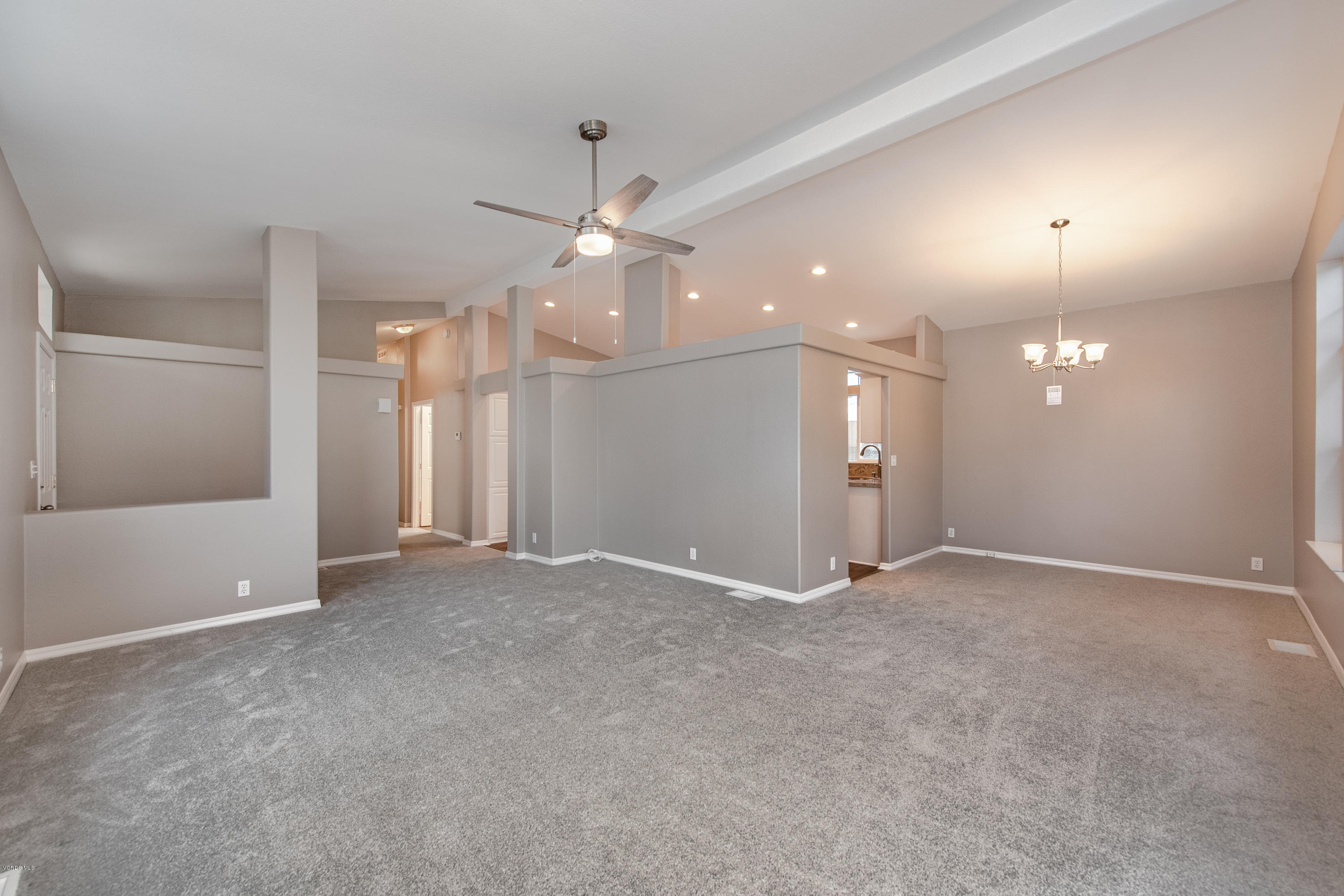 195 Tierra Rejada Road, Unit 174 Simi Valley, CA 93065 - Photo 10 of 41 Living Room