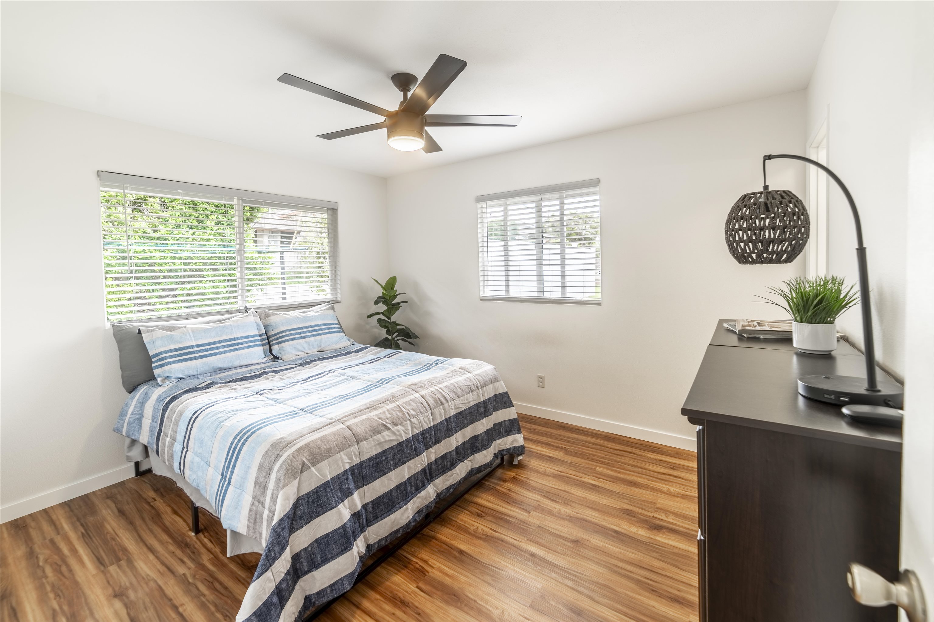 5332 Lower Honoapiilani Road Lahaina, HI 96761 - Photo 11 of 36 a bedroom with a bed and a window