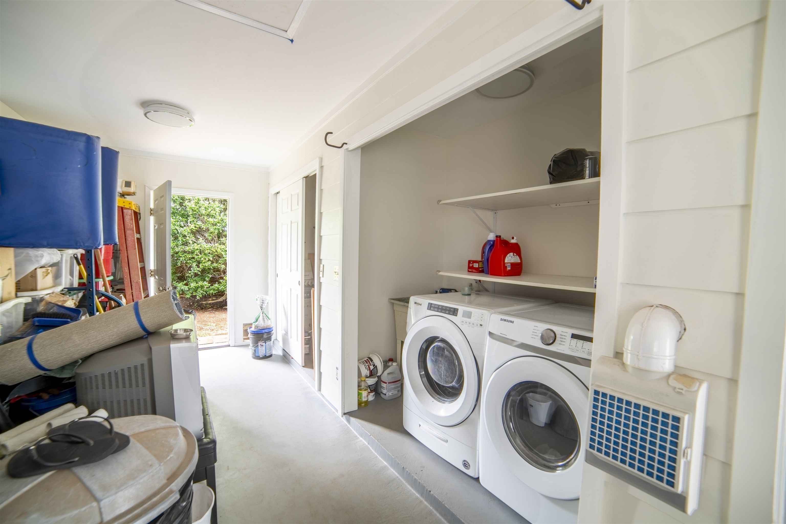 5332 Lower Honoapiilani Road Lahaina, HI 96761 - Photo 29 of 36 a view of livingroom with washer and dryer
