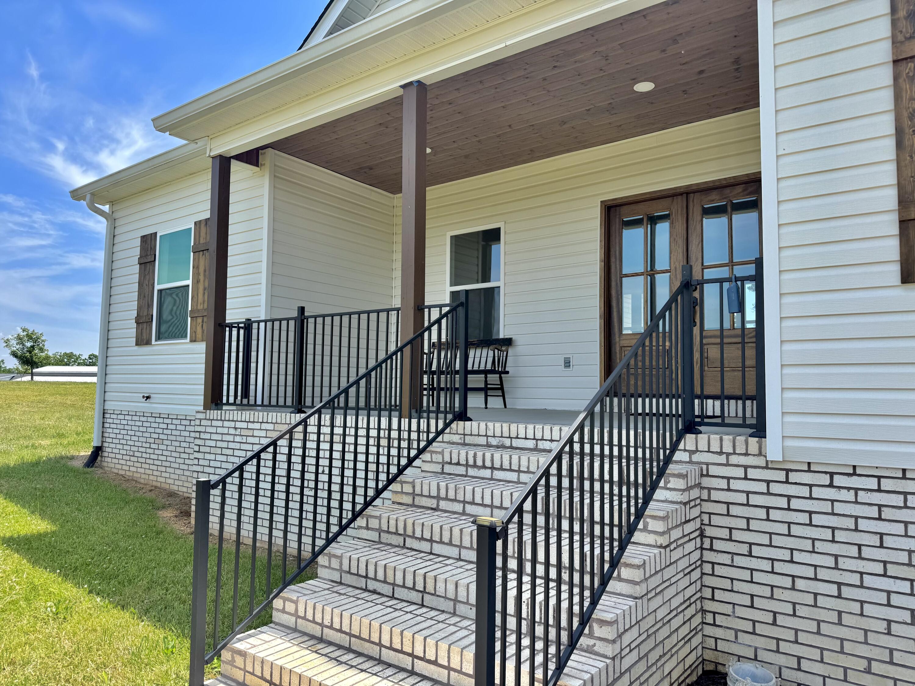 325 Henderson Road Evensville, TN 37332 - Photo 4 of 35 4- Front porch