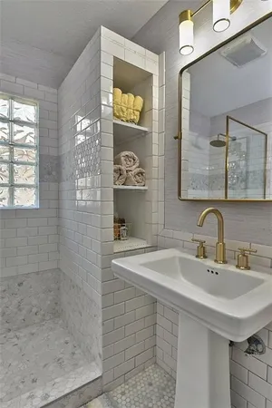 $429,950 | 700 East 43rd Street, Kansas City, MO 64110