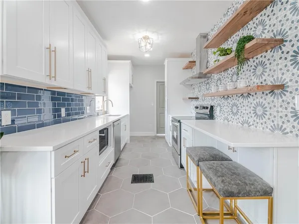 $429,950 | 700 East 43rd Street, Kansas City, MO 64110