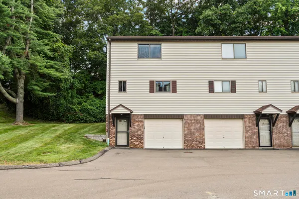 $2,500 | 140 Thompson Street, Unit 16A, East Haven, CT 06513
