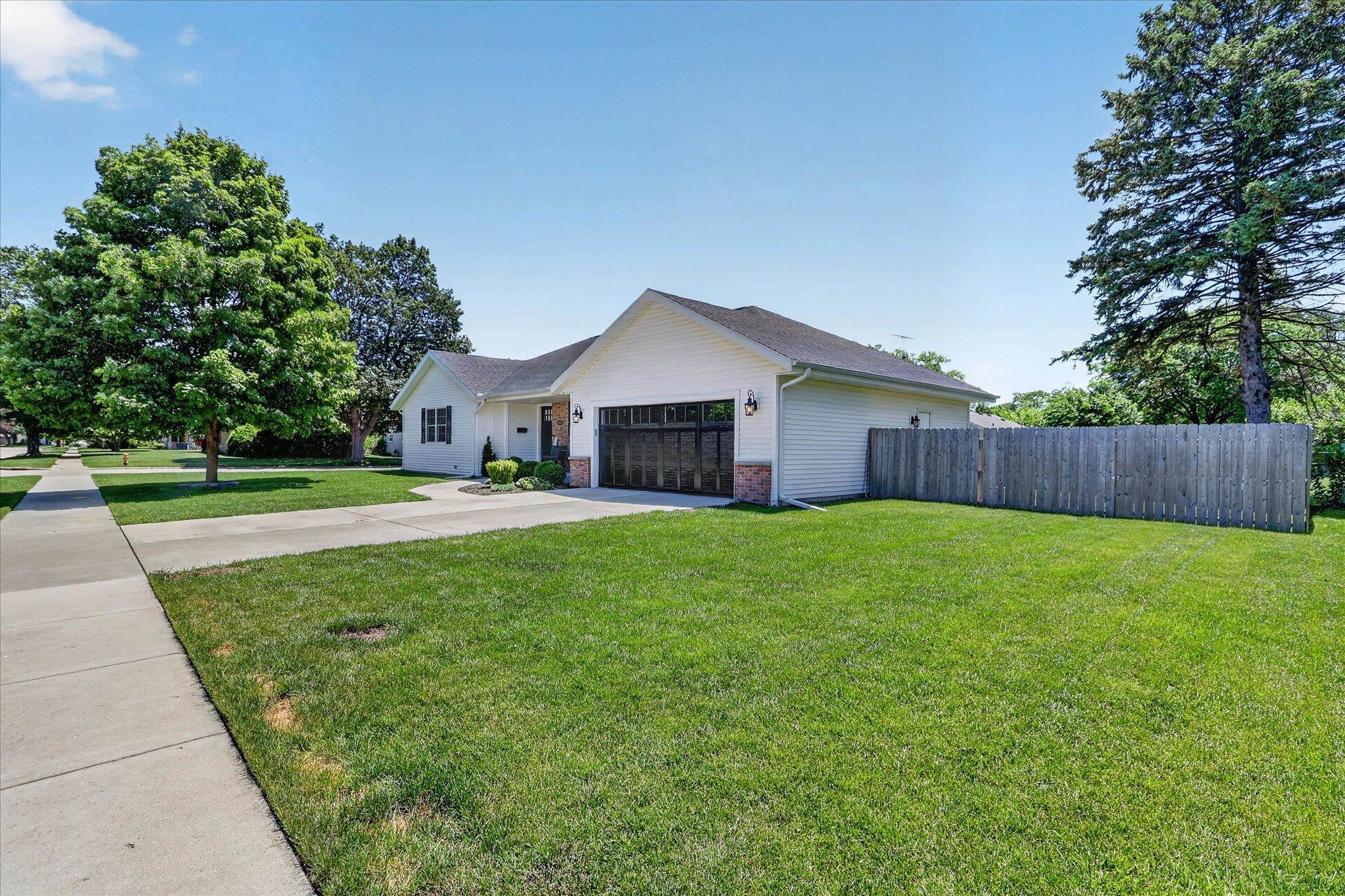 2232 Rutledge Avenue Janesville, WI 53545 - Photo 2 of 39