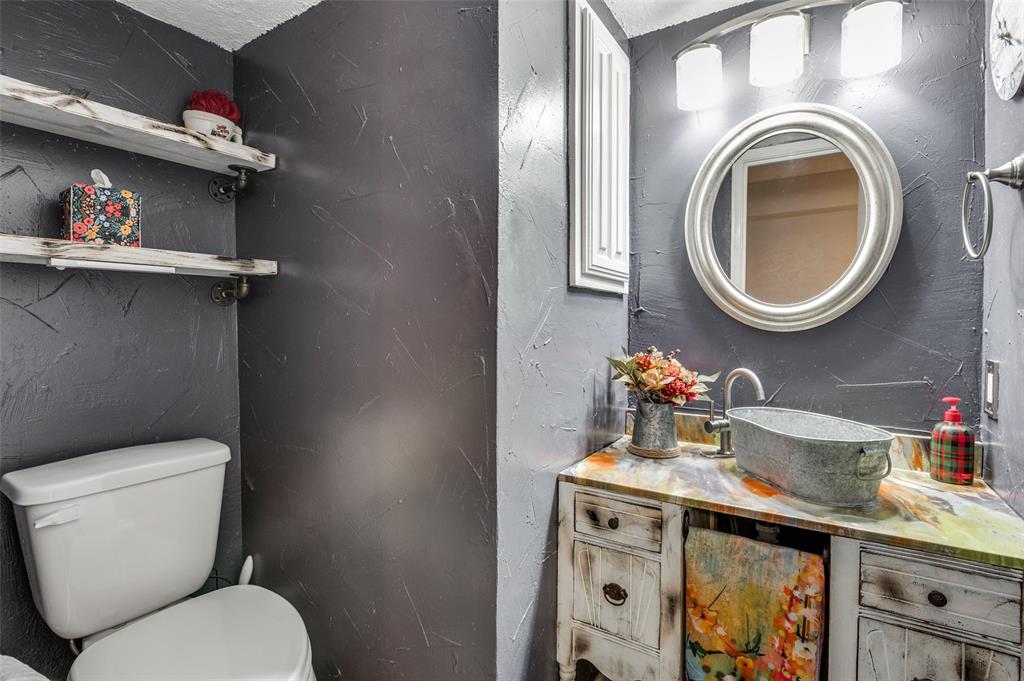 5626 Preston Oaks Road, Unit 31B Dallas, TX 75254 - Photo 9 of 17 a bathroom with a toilet a sink and mirror