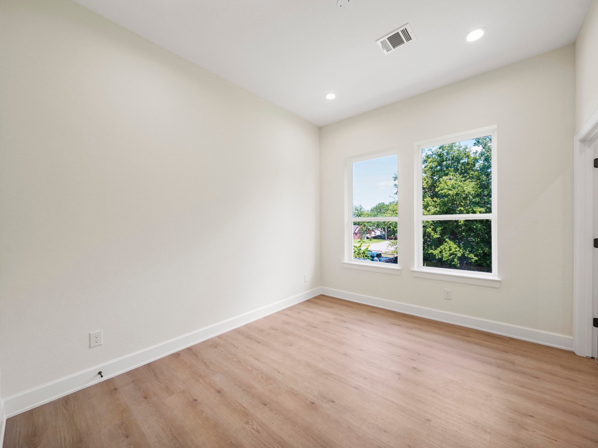 3548 Seabrook Street Houston, TX 77021 - Photo 16 of 19 an empty room with wooden floor and windows
