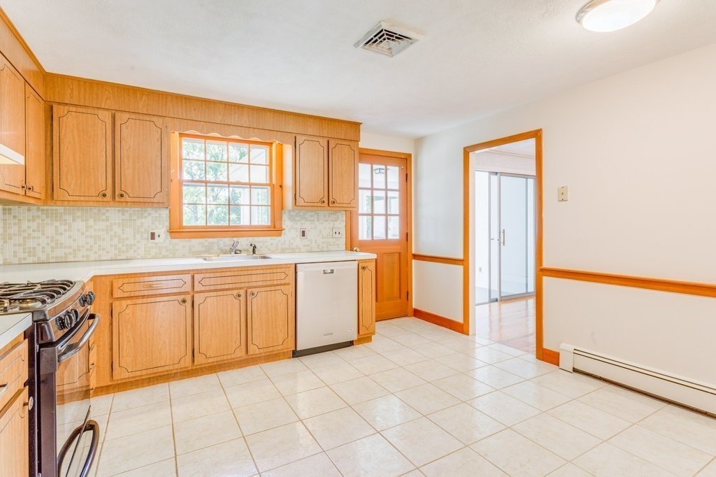 208 Wright Road Concord, MA 01742 - Photo 3 of 18 Gallery Image 3