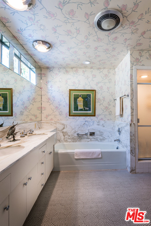 11240 Chalon Road Los Angeles, CA 90049 - Photo 14 of 27 Gallery Image 14