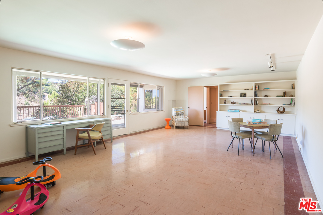 11240 Chalon Road Los Angeles, CA 90049 - Photo 20 of 27 Gallery Image 20
