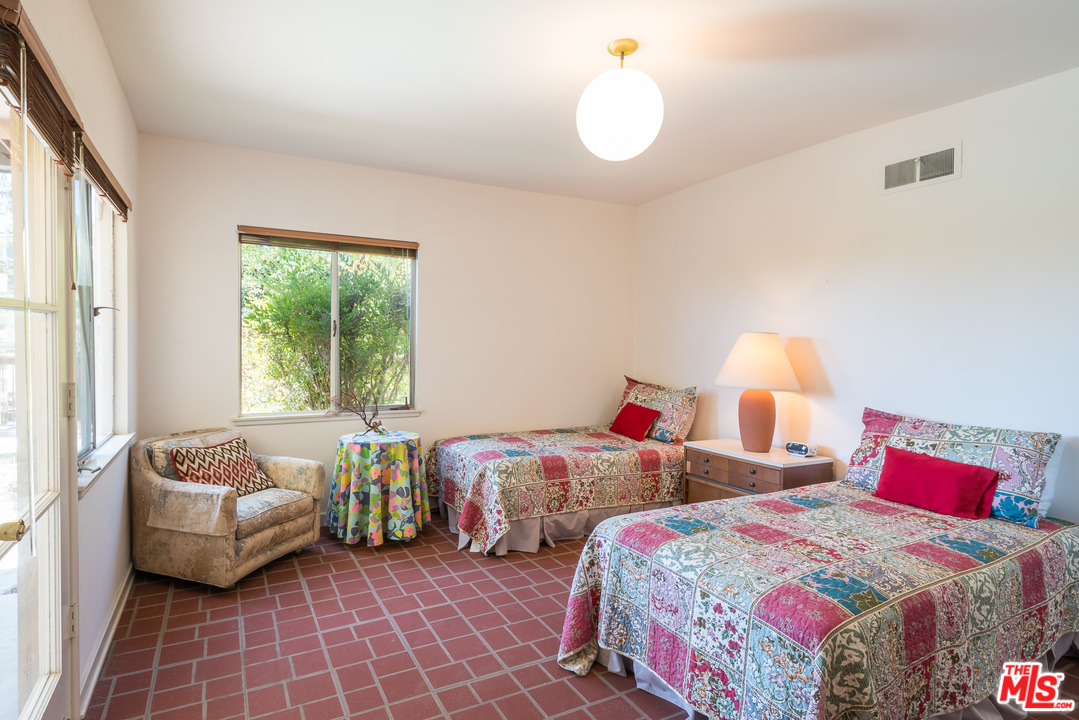 11240 Chalon Road Los Angeles, CA 90049 - Photo 22 of 27 Gallery Image 22