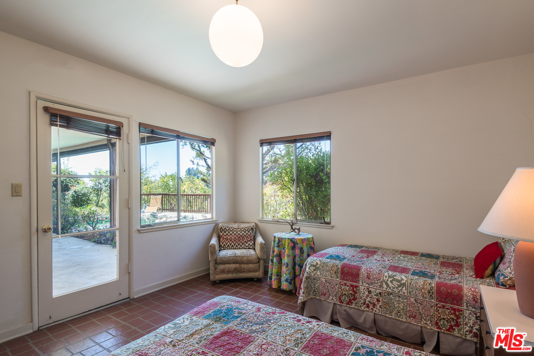 11240 Chalon Road Los Angeles, CA 90049 - Photo 23 of 27 Gallery Image 23