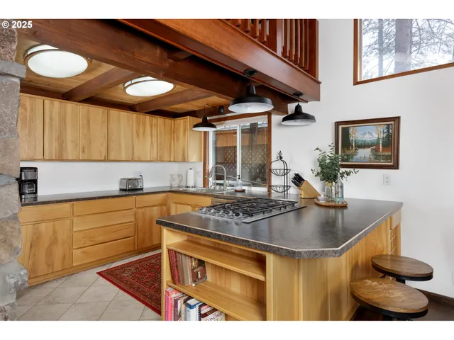 $1,196,000 | 112 North Sentosa Lake Road, Tygh Valley, OR 97063