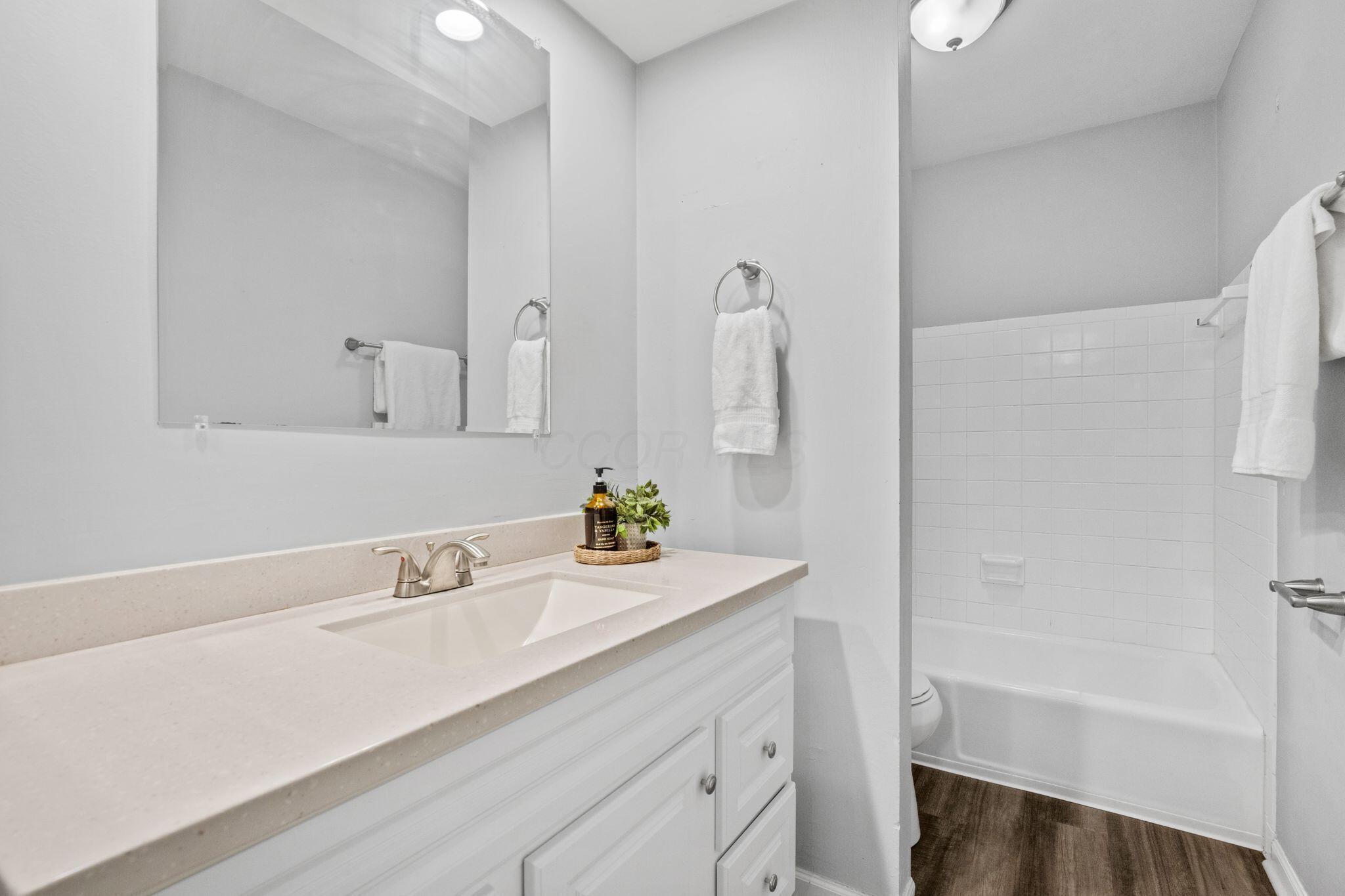 909 Hillery Road Columbus, OH 43229 - Photo 25 of 40 Hall Bath