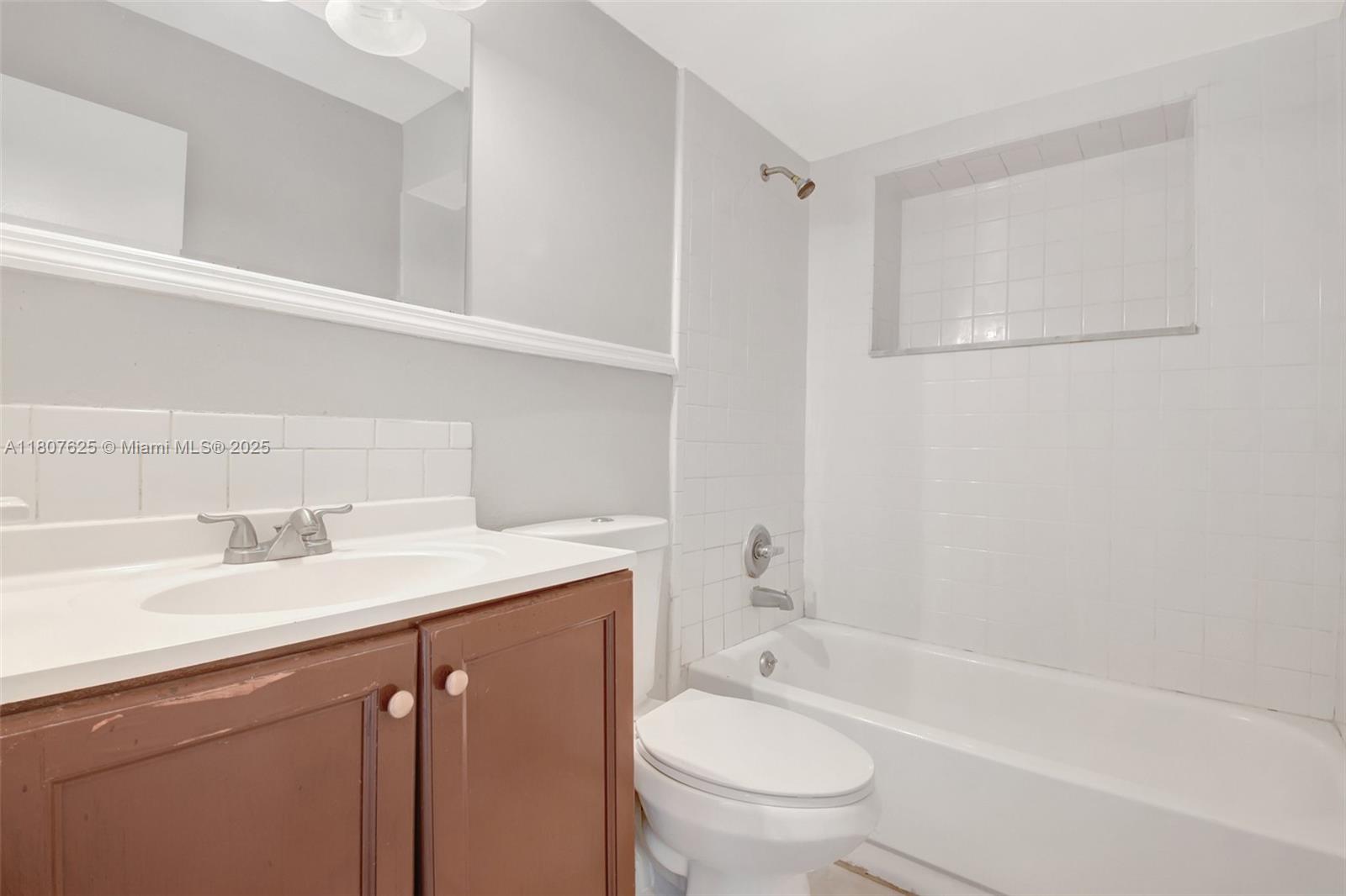 6160 Camp Lee Road West Palm Beach, FL 33417 - Photo 18 of 42 a bathroom with a sink a toilet and bathtub