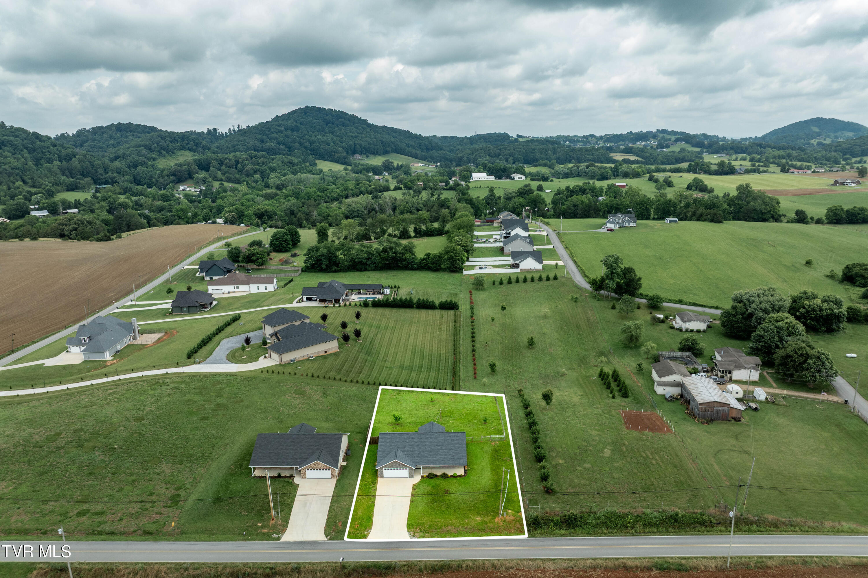 595 Pleasant Valley Road Jonesborough, TN 37659 - Photo 6 of 55 595 Pleasant Valley Road (5 of 72)