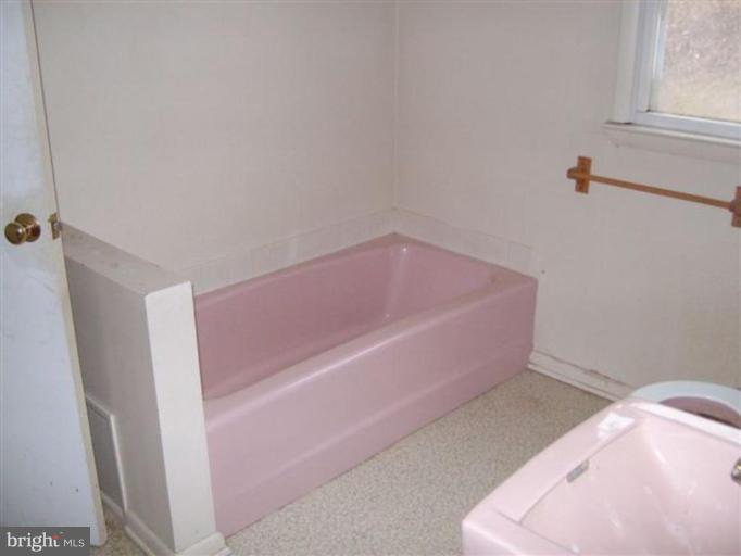 514 Redland Road Cross Junction, VA 22625 - Photo 21 of 24 a bathroom with a bathtub