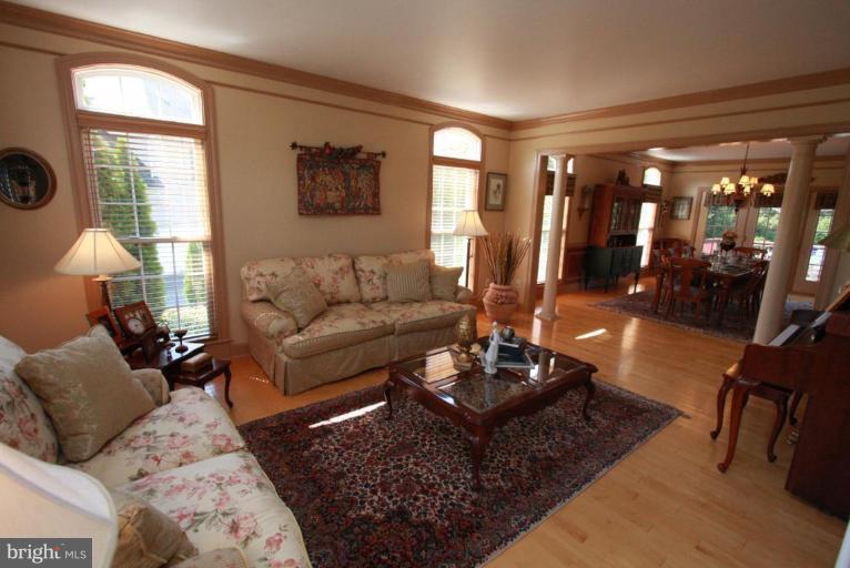 10406 Grey Fox Road Potomac, MD 20854 - Photo 2 of 30 Living Room