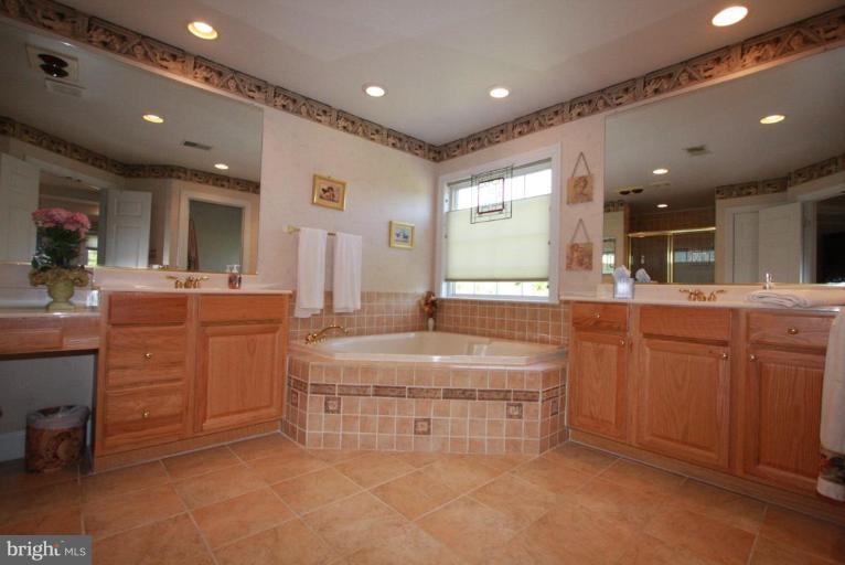 10406 Grey Fox Road Potomac, MD 20854 - Photo 16 of 30 Master Bath