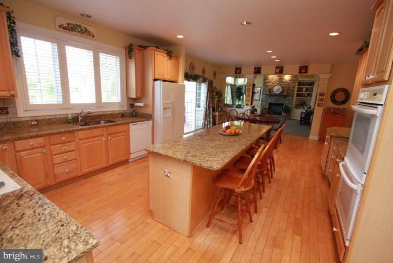 10406 Grey Fox Road Potomac, MD 20854 - Photo 5 of 30 Kitchen