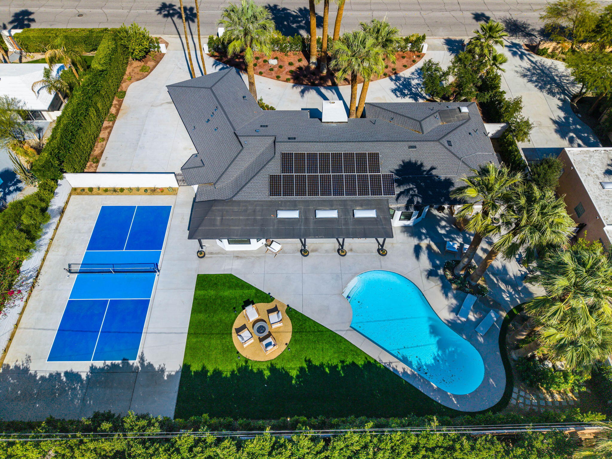 1037 Tamarisk Road Palm Springs, CA 92262 - Photo 1 of 31