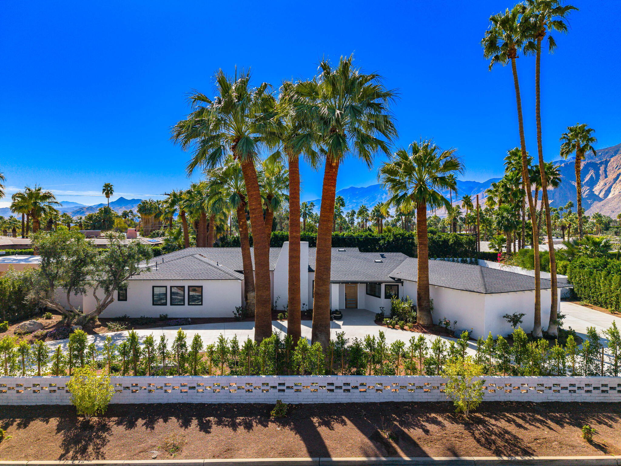 1037 Tamarisk Road Palm Springs, CA 92262 - Photo 3 of 31 a front view of a house with a yard